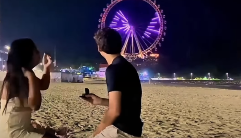 Jovem faz pedido de casamento com roda-gigante em Balneário Camboriú