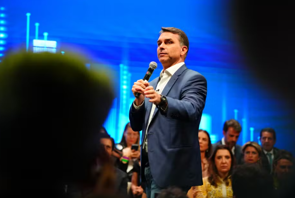 Globo enfrenta críticas após almoço de Flávio Bolsonaro com cúpula da emissora