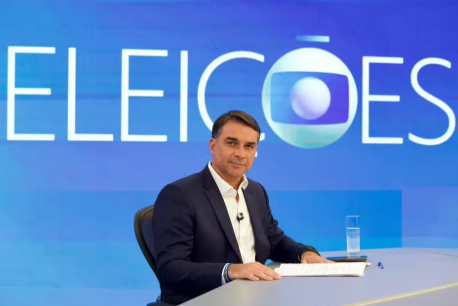 Vídeo: Flávio Bolsonaro retoma controvérsias da Globo e questiona patrocínio milionário em entrevista