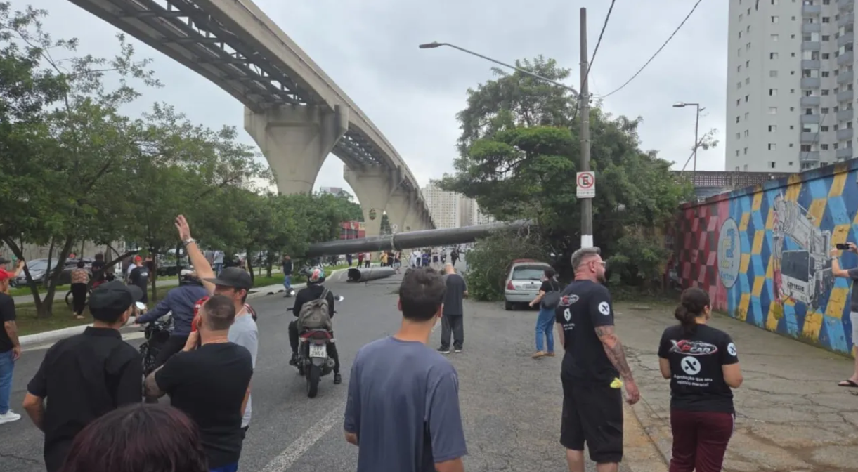 Vídeo: Flávio Bolsonaro faz dancinhas contra o PT em ato político em Belo Horizonte