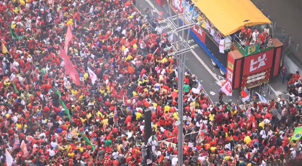 Vídeo: Lula leva disputa presidencial à Paulista no último ato antes das urnas