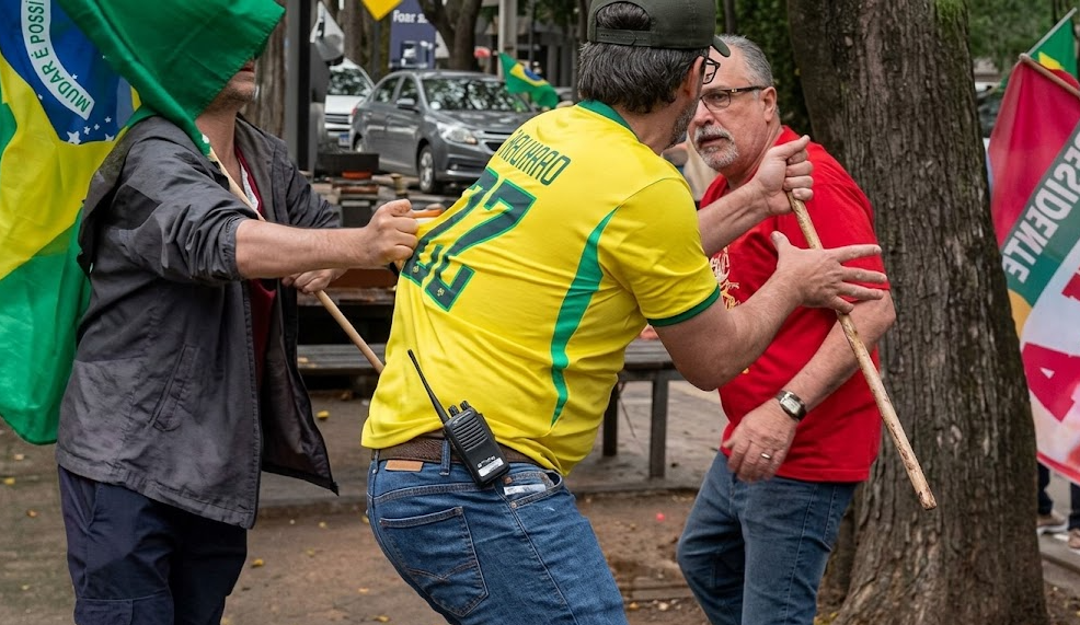 Briga entre lulistas e bolsonaristas marca ato político em Goiânia; veja vídeo
