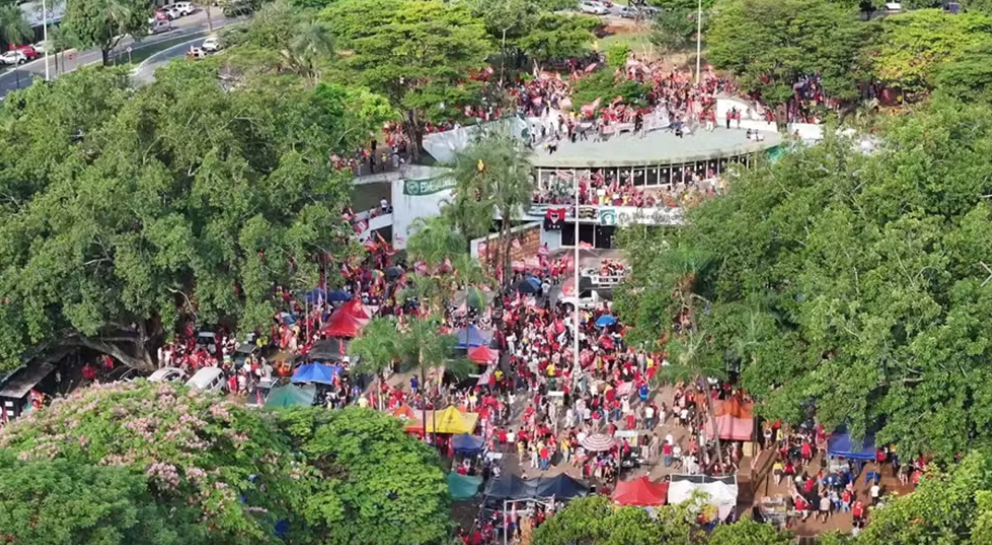 Vídeo: Ato pró-Lula mobiliza apoiadores em Goiânia na véspera do segundo turno