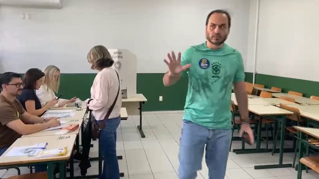 Carlos Bolsonaro diz que eleição definirá gerações no Brasil