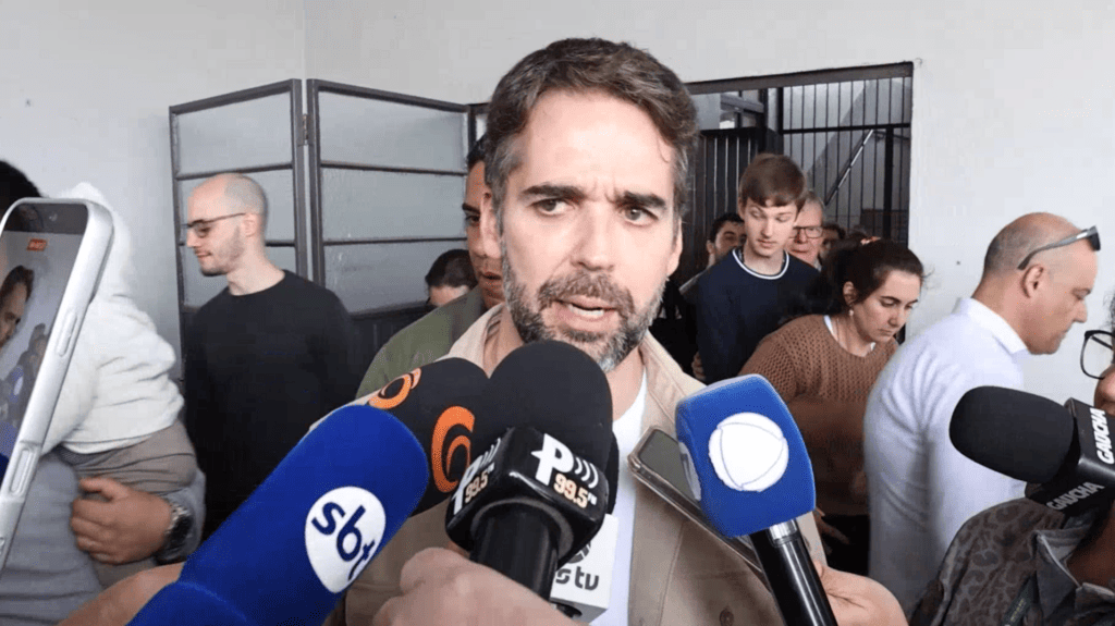 Eduardo Leite critica Lula e Flávio e diz votar no ‘mal menor’