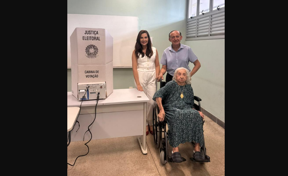 Aos 99 anos, Dona Nazaré vai às urnas e reforça a importância do voto