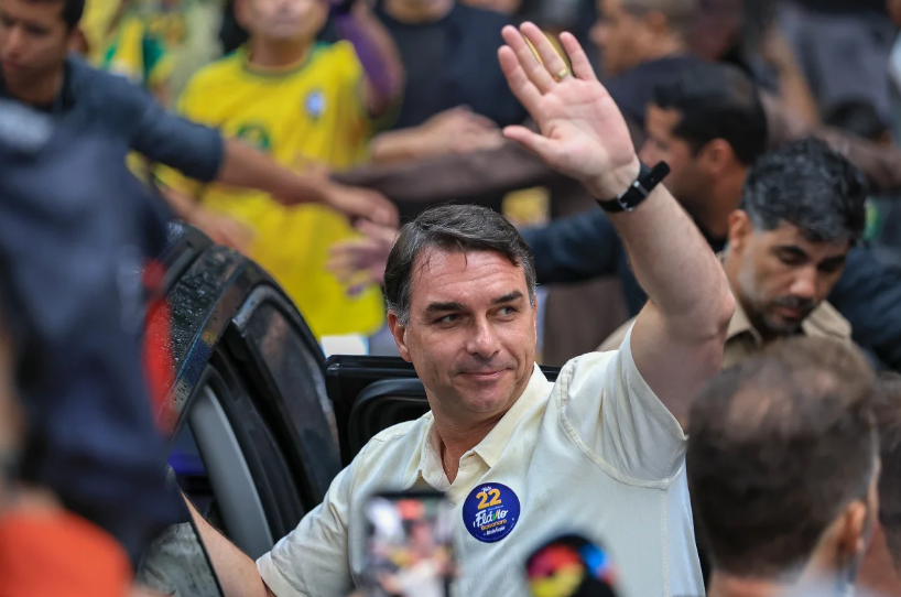 Flávio Bolsonaro denuncia intimação da PF e diz que está proibido de deixar o Brasil; veja vídeo