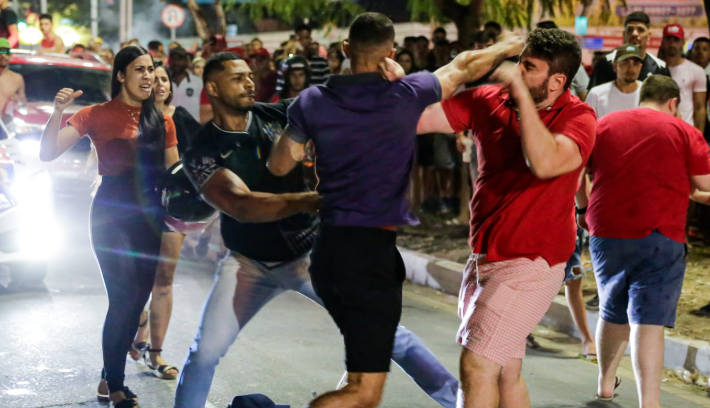 Vídeo: Apuração eleitoral termina sob tensão e registra confrontos entre apoiadores no Brasil