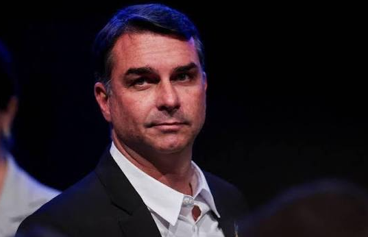 Avião que levaria Flávio Bolsonaro aos EUA não tem decolagem registrada
