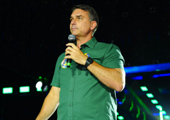 Flávio Bolsonaro chega aos EUA após deixar o Brasil, afirma advogado aliado de Trump