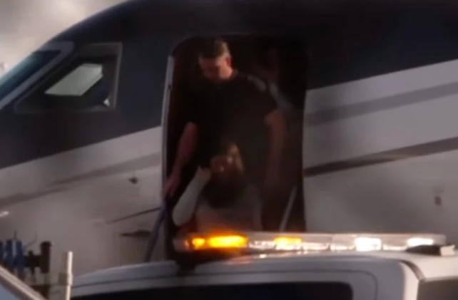 Vídeo: Flávio Bolsonaro desembarca nos EUA e é recebido por apoiadores e familiares