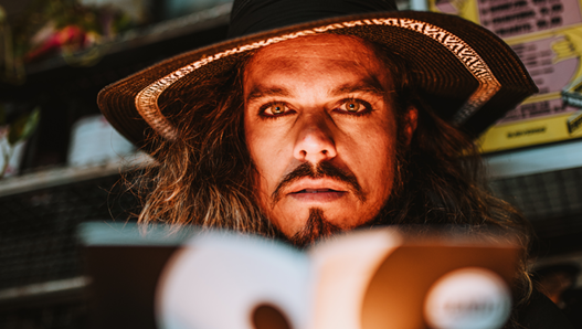XiDAN lança single 'O Espetacular Quase' e mistura folk com surrealismo