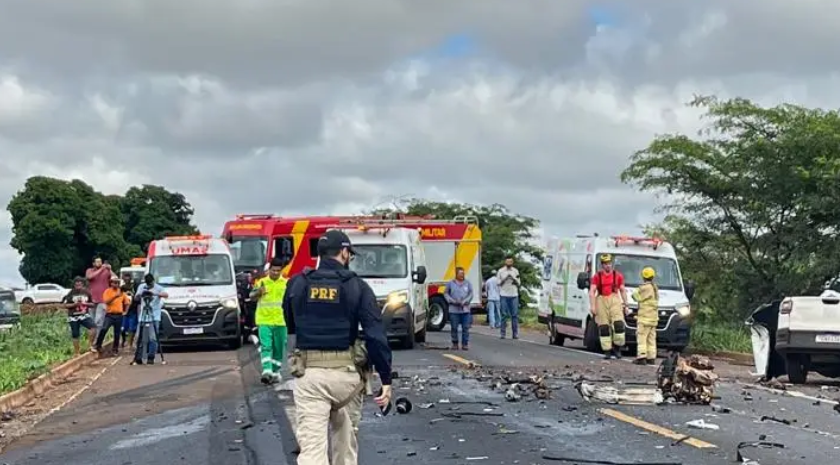 Colisão entre bitrem e Fiat Strada termina com morte na BR-452, em Goiás