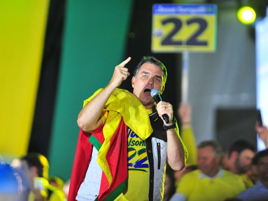 Flávio Bolsonaro defende maioridade penal de 14 anos em casos de estupro