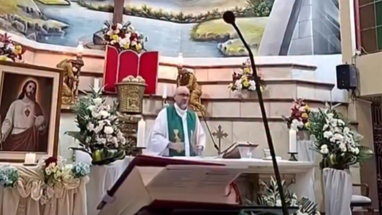 Padre morre após ser atingido por cruz que cai durante missa no Equador; veja vídeo