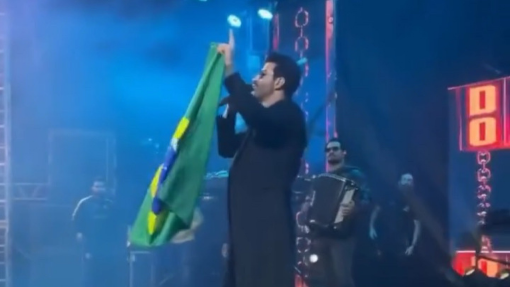 Vídeo: Gusttavo Lima declara apoio a Flávio Bolsonaro durante show no Paraná