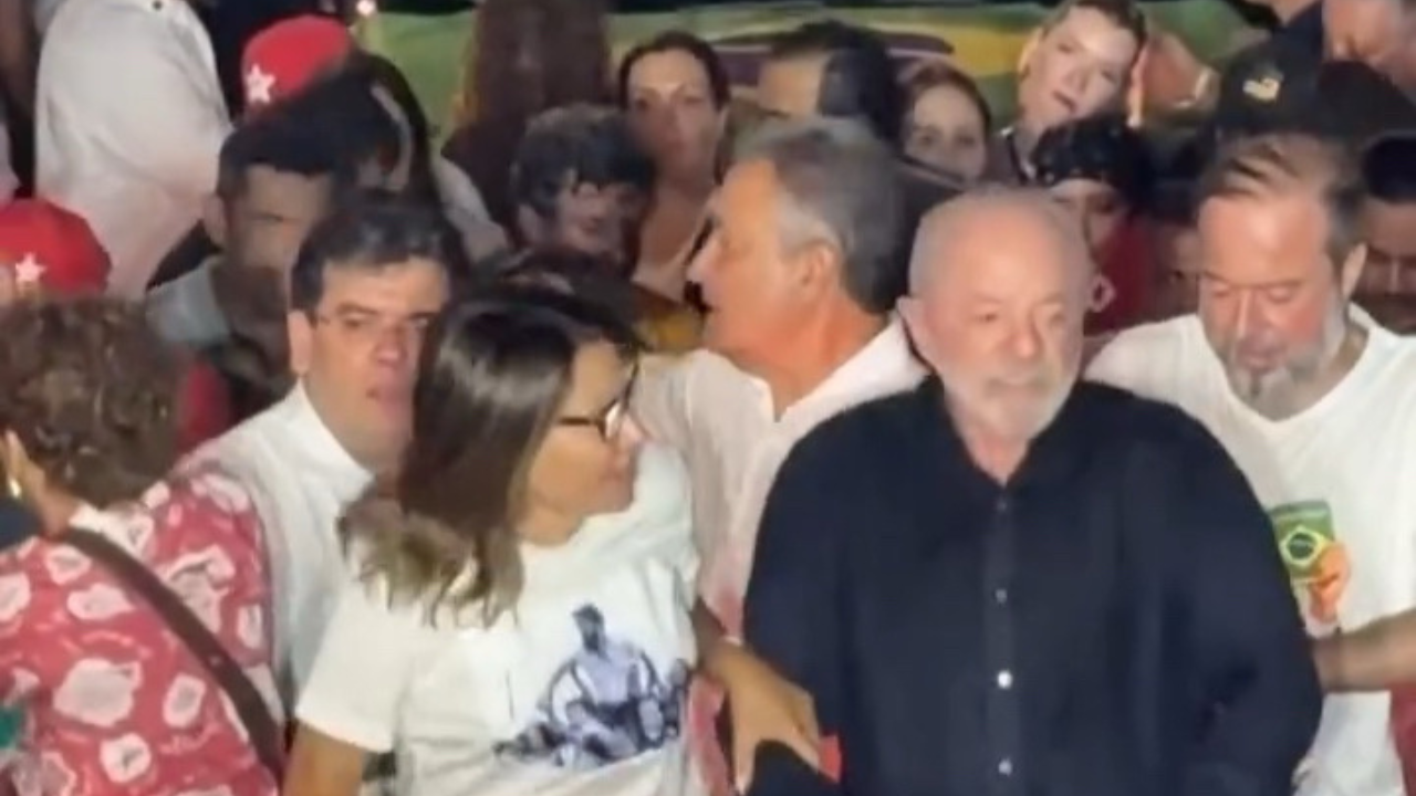 Lula e Janja dançam jingle "bota pra virar" em ato de campanha; assista ao vídeo