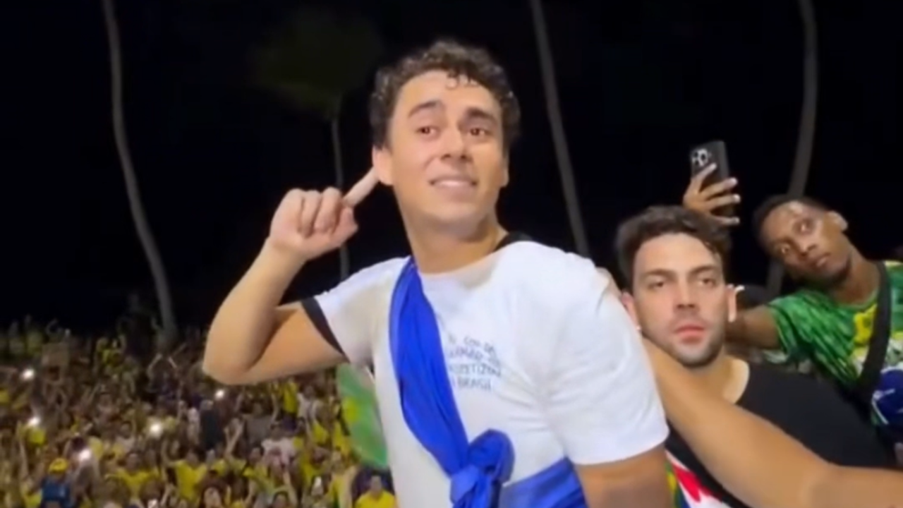Vídeo: Nikolas Ferreira puxa coro contra Lula durante ato de Flávio Bolsonaro em Recife