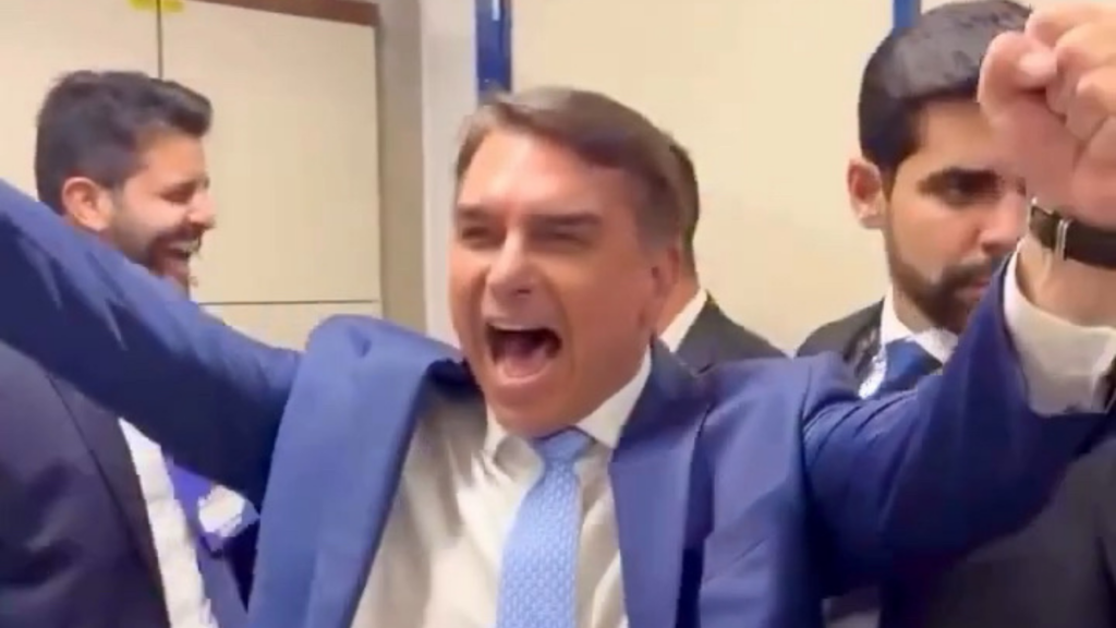 Flávio Bolsonaro comemora com a esposa e aliados após debate na Globo; veja vídeo