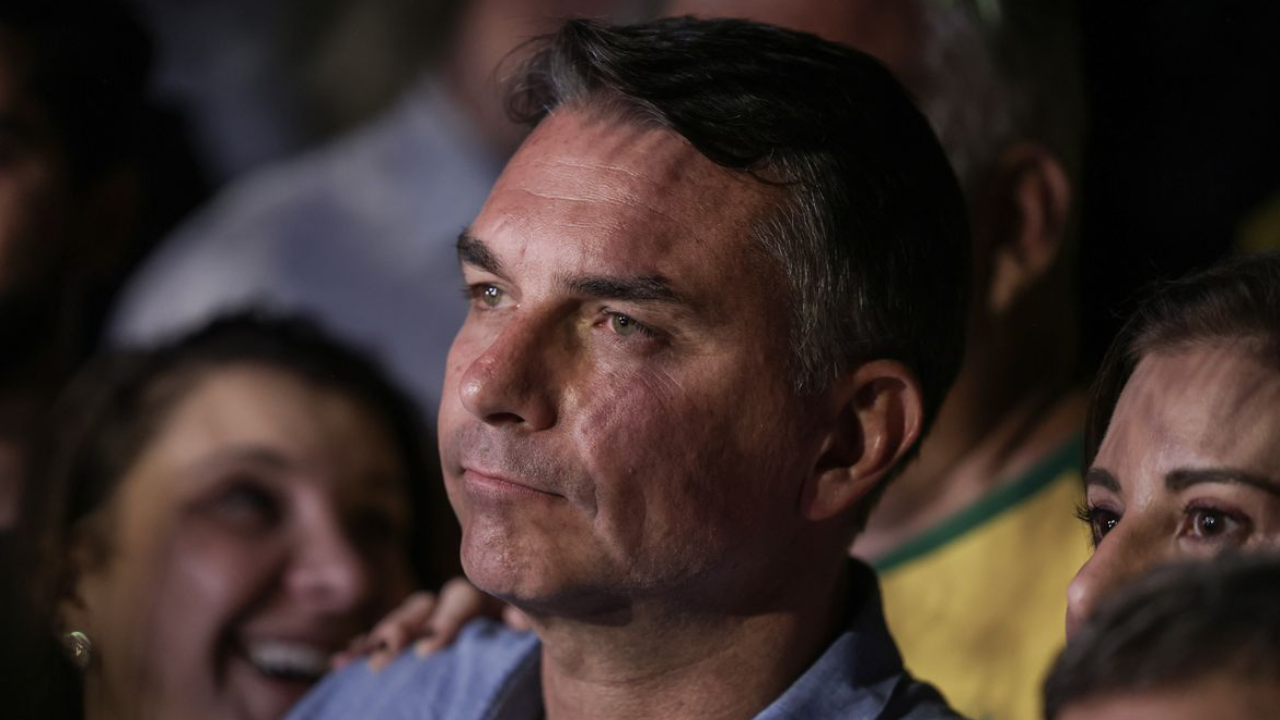 Flávio Bolsonaro viaja para os Estados Unidos após derrota eleitoral