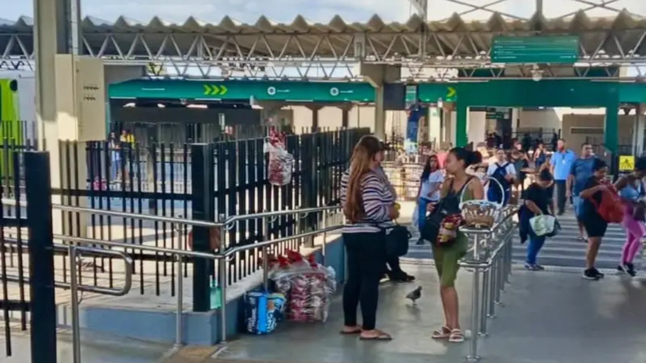 Goiânia orienta ambulantes que ocupam plataformas de terminais de ônibus
