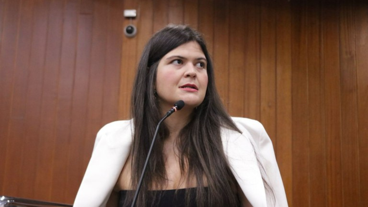 Aava Santiago tem 123 mil votos, mas não é eleita deputada federal