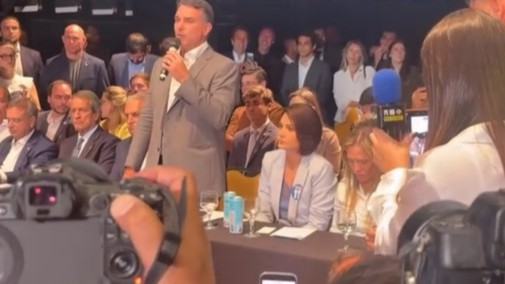Vídeo: Michelle Bolsonaro não aplaude discurso de Flávio sobre Carlos