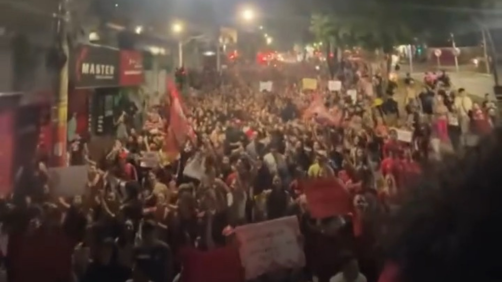 Vídeo: Estudantes vão às ruas de Goiânia em apoio à reeleição de Lula