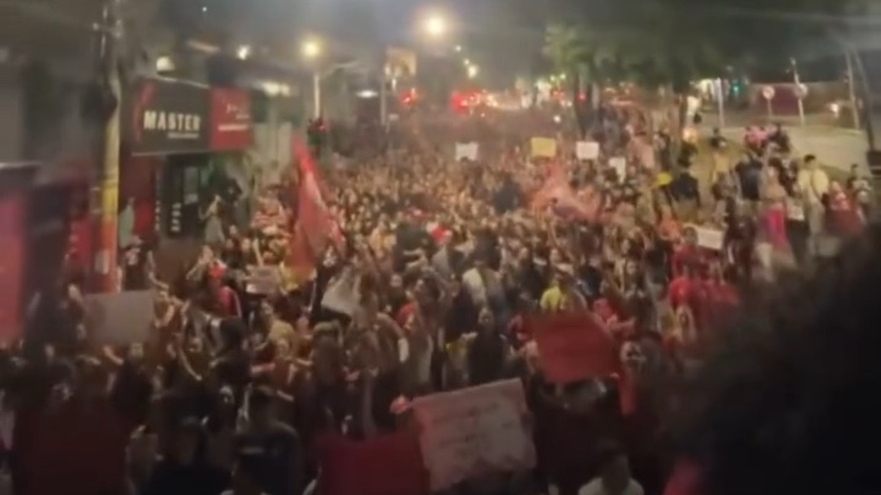 Vídeo: Estudantes vão às ruas de Goiânia em apoio à reeleição de Lula
