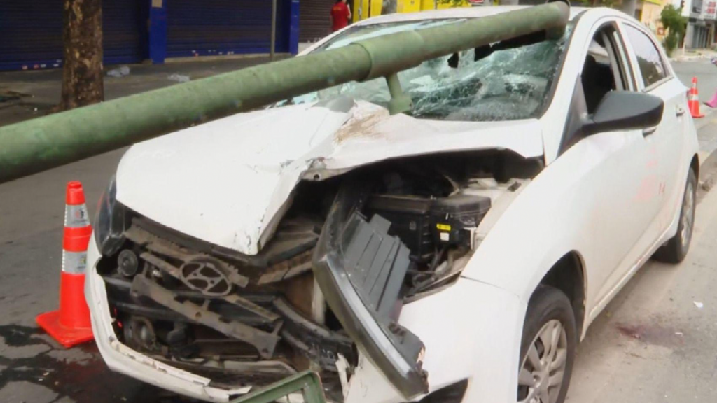 Carro invade corredor do eixo Anhanguera e bate em grade em Goiânia