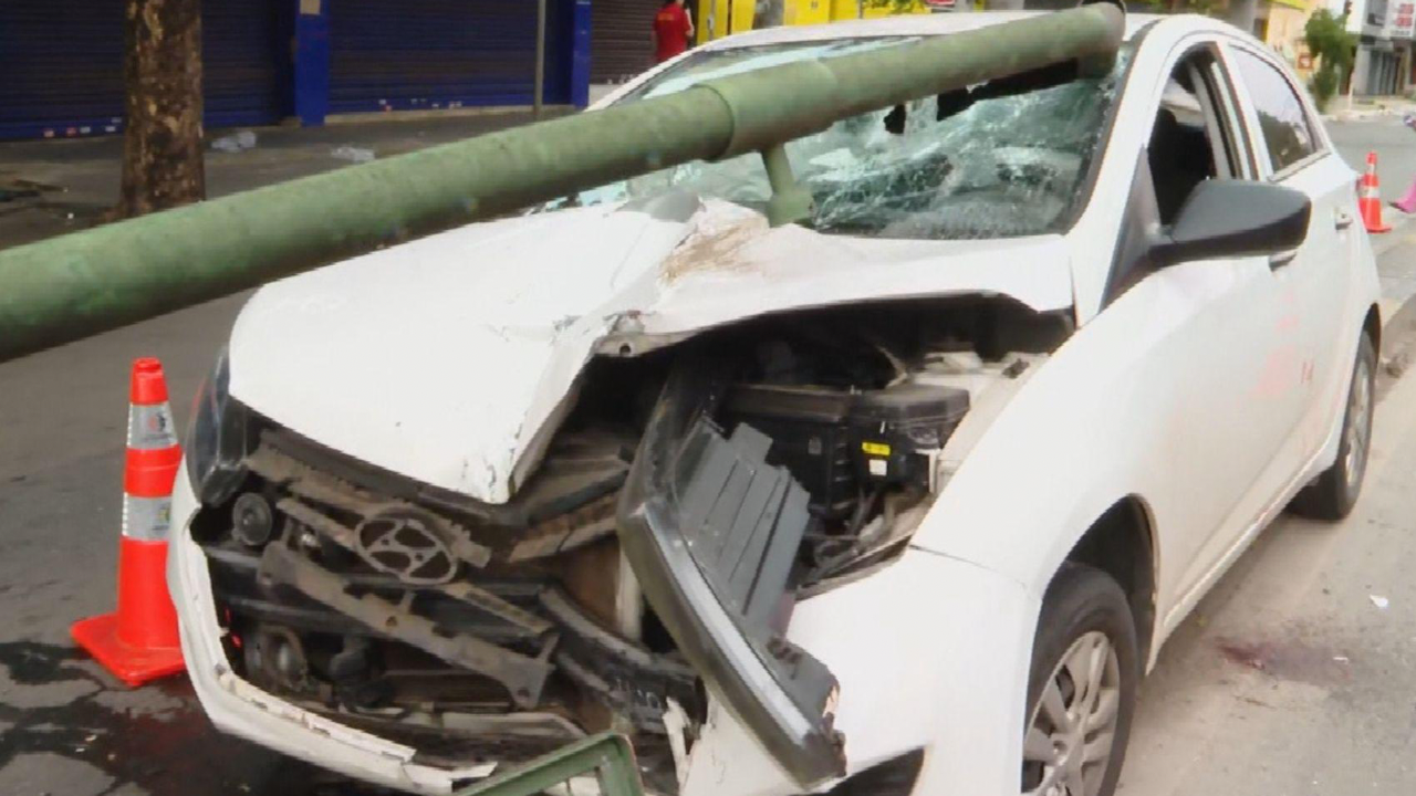 Carro invade corredor do eixo Anhanguera e bate em grade em Goiânia