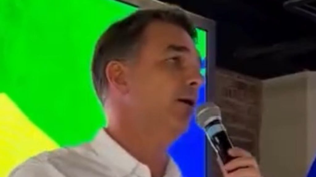 Flávio Bolsonaro acusa PT de espalhar notícias falsas sobre propostas; veja vídeo