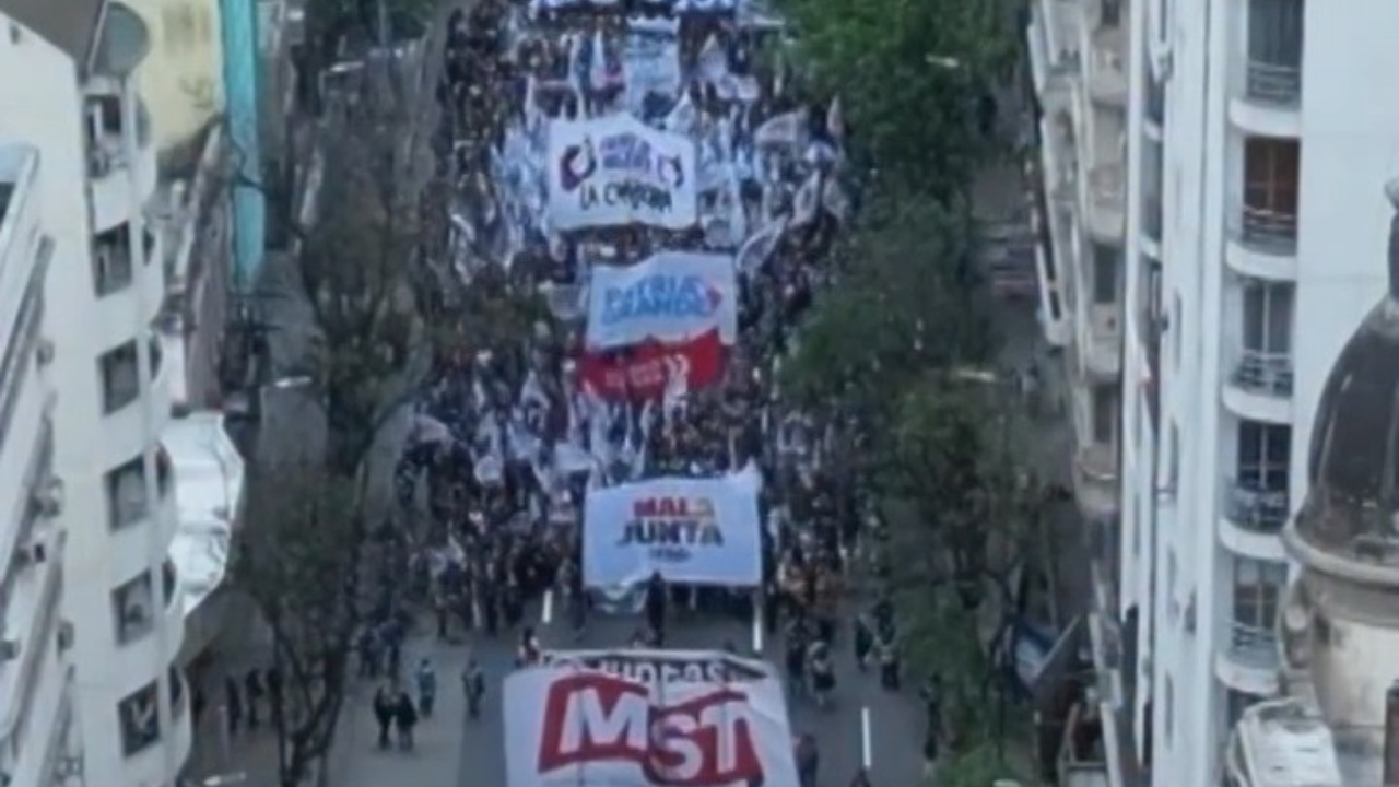 Mulheres marcham na Argentina contra políticas de Milei. Assista ao vídeo