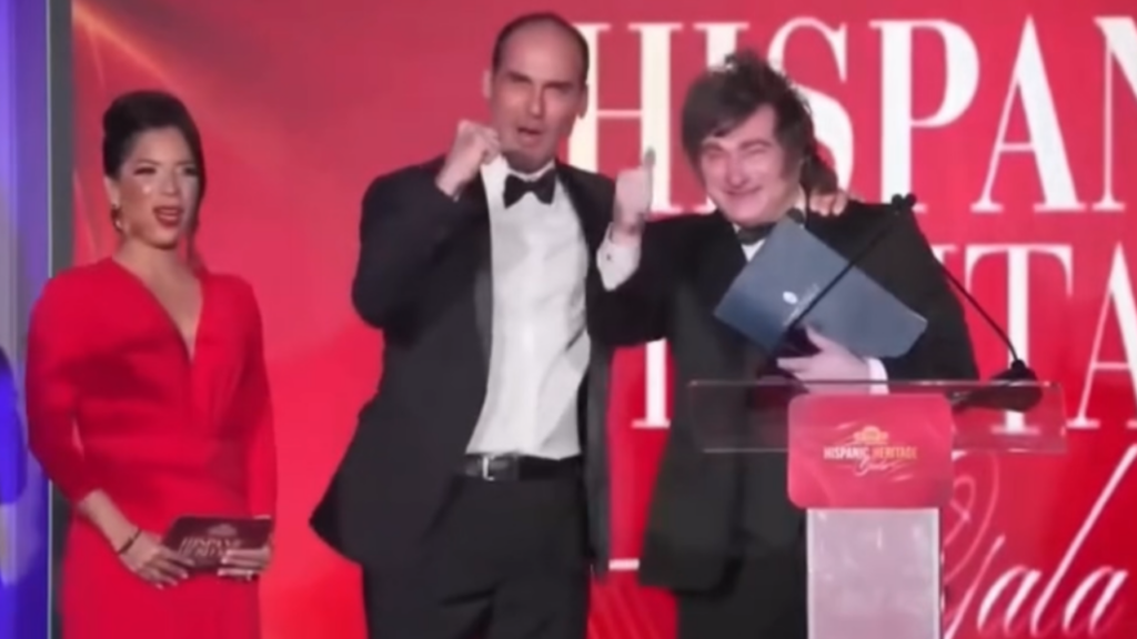 Vídeo: Milei ataca Lula e sobe ao palco com Eduardo Bolsonaro nos EUA