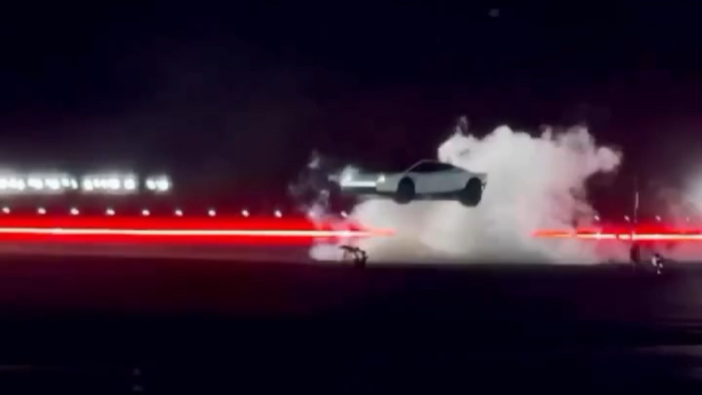 Vídeo: Tesla apresenta novo Roadster que salta e faz manobras no ar