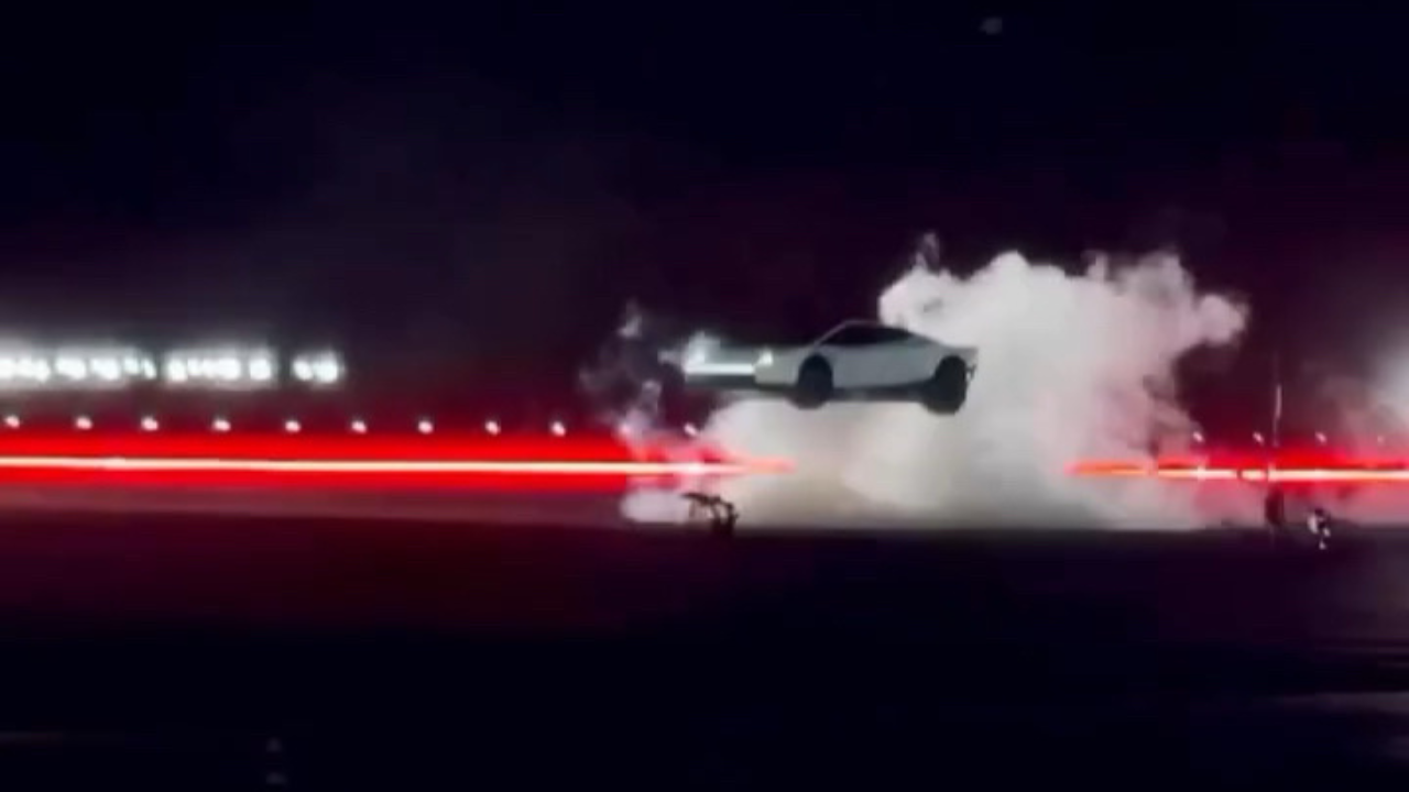 Vídeo: Tesla apresenta novo roadster que salta e faz manobras no ar