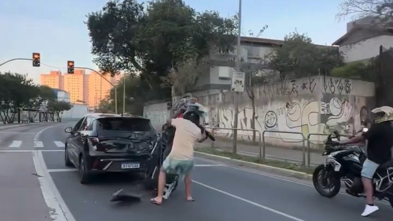 Motociclista tenta empinar moto e atinge traseira de carro; veja vídeo