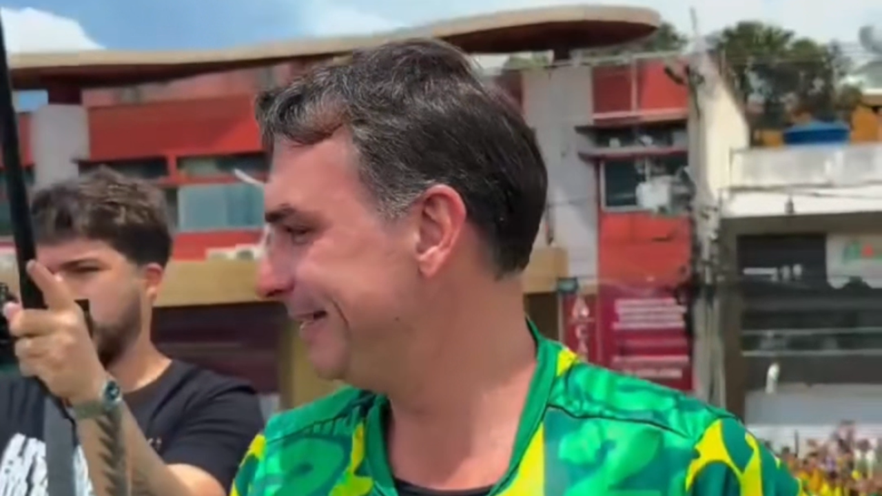 Flávio Bolsonaro se emociona em ato de apoio a pré-candidatura no Espírito Santo; veja vídeo