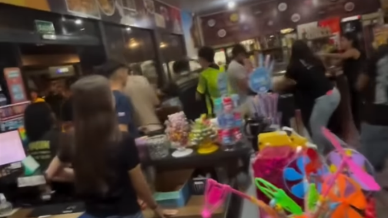 Vídeo: Compra de cerveja termina em confusão com capacetadas e pauladas
