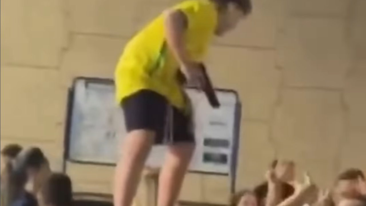 Criança aponta arma para o alto ao comemorar resultado de Flávio Bolsonaro; veja vídeo