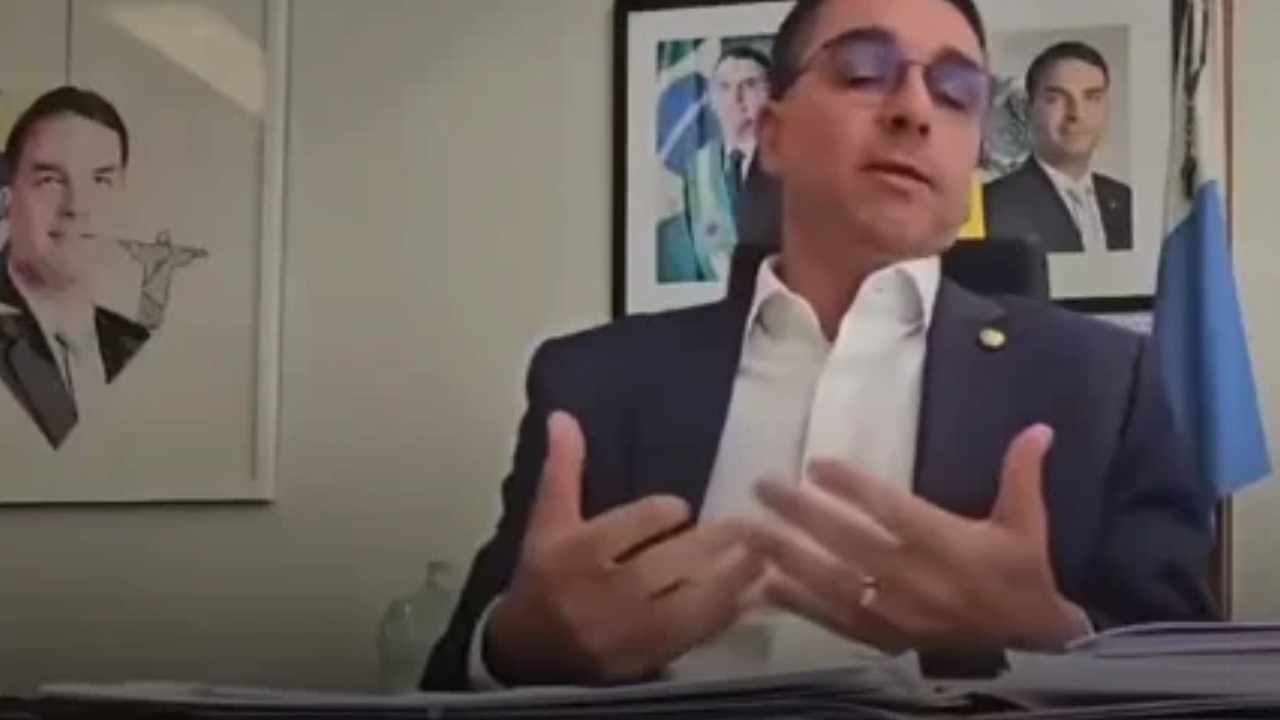 Vídeo: Flávio Bolsonaro admite cenário de uso da força contra decisão do STF sobre indulto ao pai