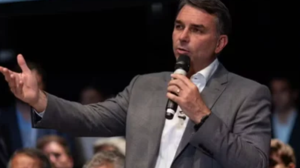 Vídeo: Flávio Bolsonaro promete preservar benefícios sociais e aponta juros como caminho para cortar gastos