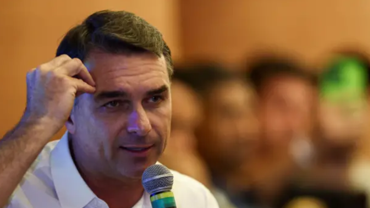 Flávio Bolsonaro recua de decisão inicial e confirma debate com Lula na Band; veja vídeo