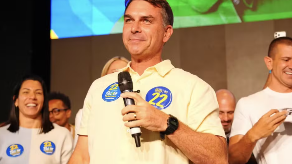 Vídeo: Flávio Bolsonaro atribui ao PCC apoio a Lula e reforça discurso contra adversário no segundo turno