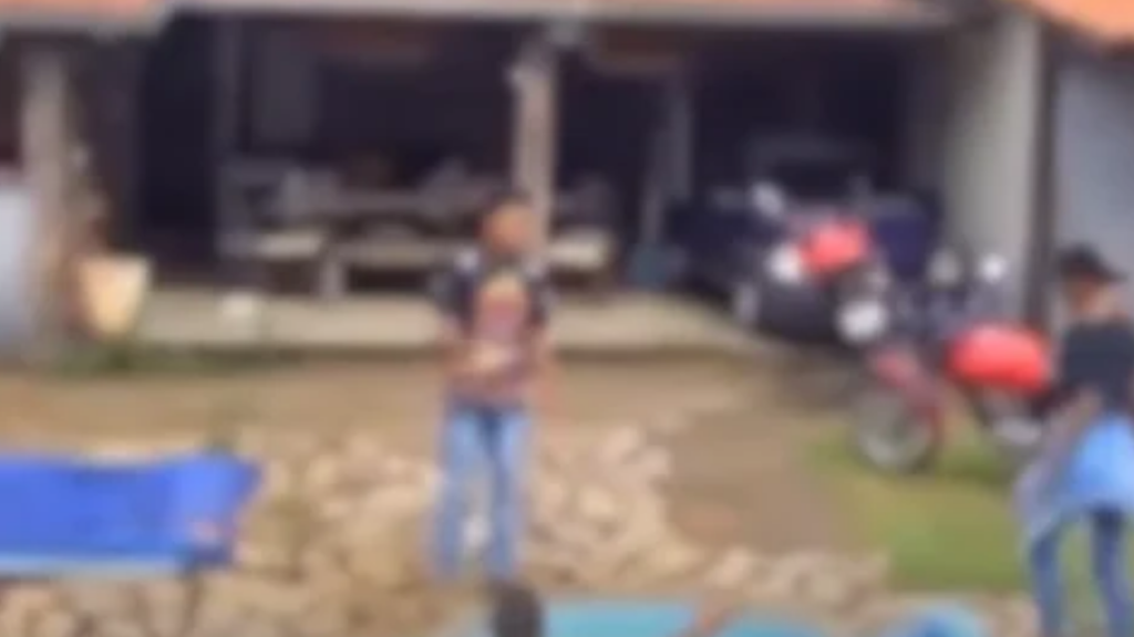 Vídeo: Homem é atacado pela ex-companheira com soda cáustica e faca em Minas Gerais