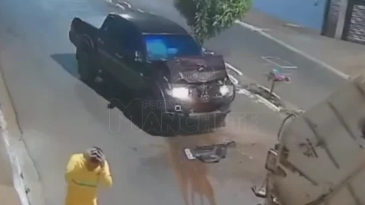 Vídeo: Caminhonete atinge caminhão de lixo, e gari salta para escapar de esmagamento