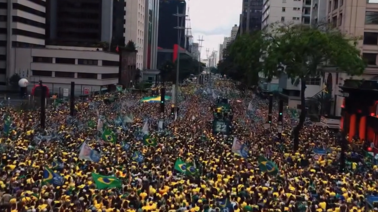 Vídeo: Flávio Bolsonaro destaca dimensão de ato na Avenida Paulista e reforça confiança em projeto político