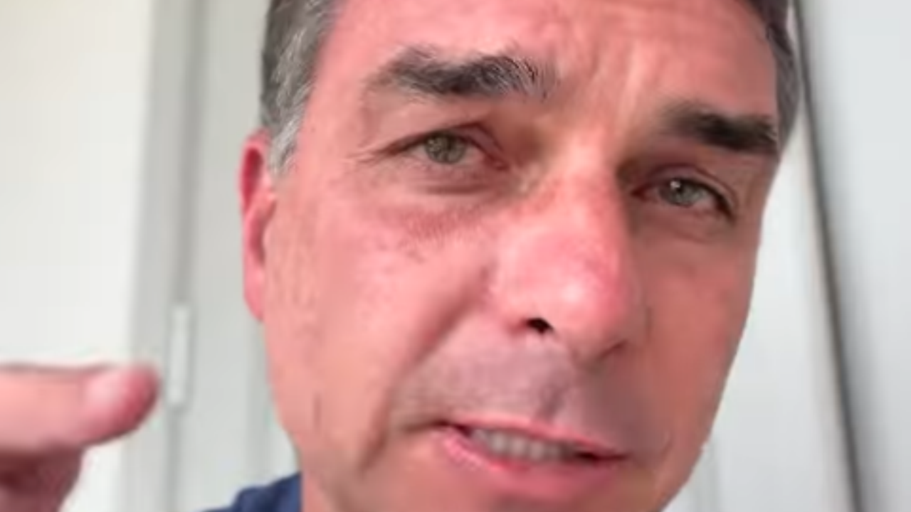 Vídeo: Flávio Bolsonaro defende continuidade do Bolsa Família e propõe transição de dois anos
