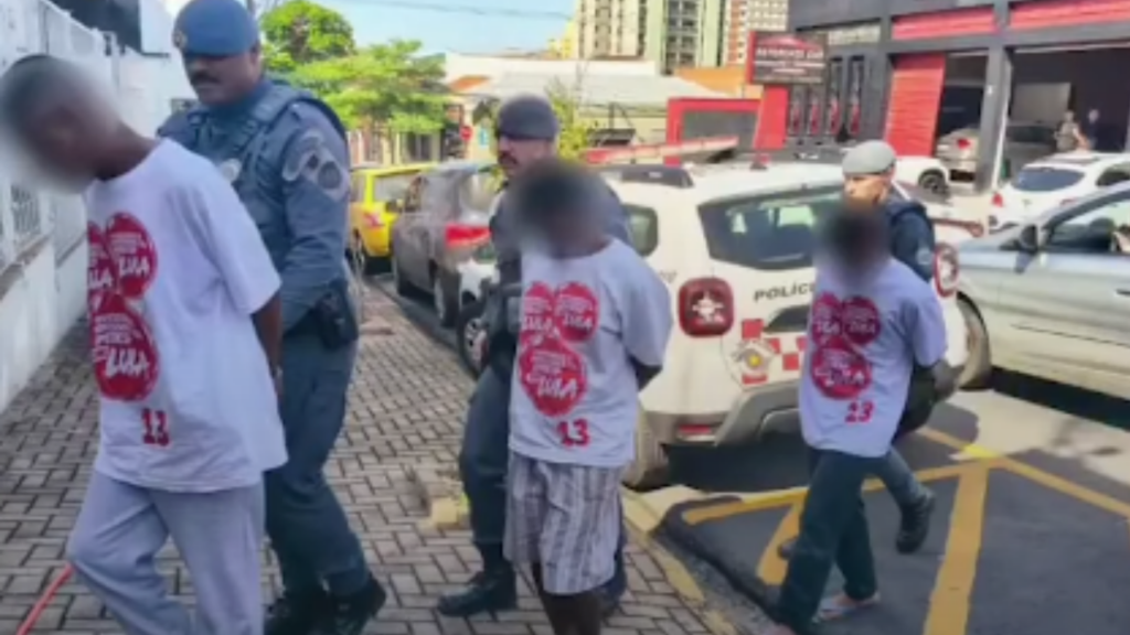 Vídeo: Policiais são acusados de vestir suspeitos com camisetas de Lula antes de levá-los à delegacia