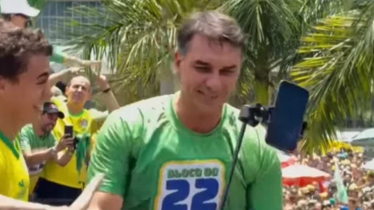 Vídeo: Flávio Bolsonaro faz dancinhas contra o PT em ato político em Belo Horizonte